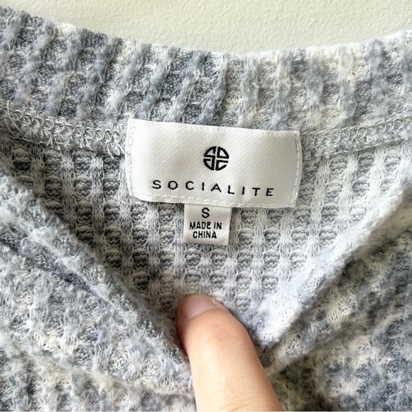Socialite cropped scoop neck waffle weave snakeskin print sweater - Picture 2 of 6